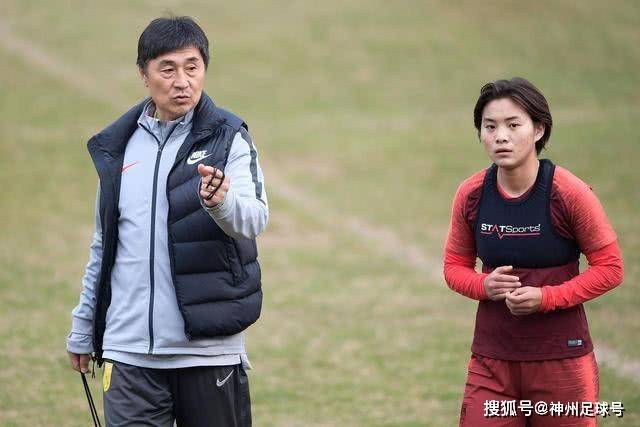 曼联最后时刻求购曼城弃将，转会市场引发震动