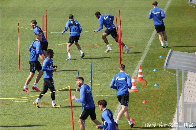 韩国队惨败引发球迷不满与对教练洪明甫的反思